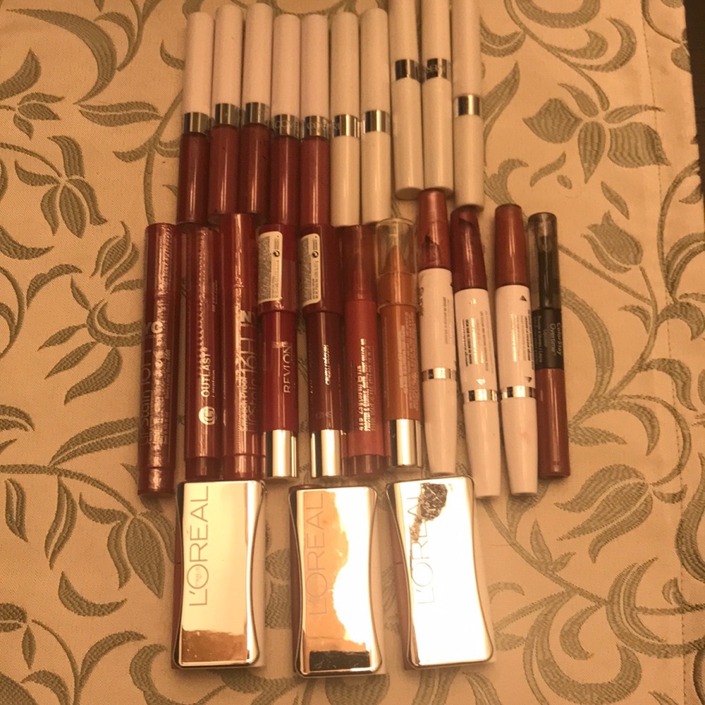 Lot of 18 lipglosses, lipsticks and lipstains.